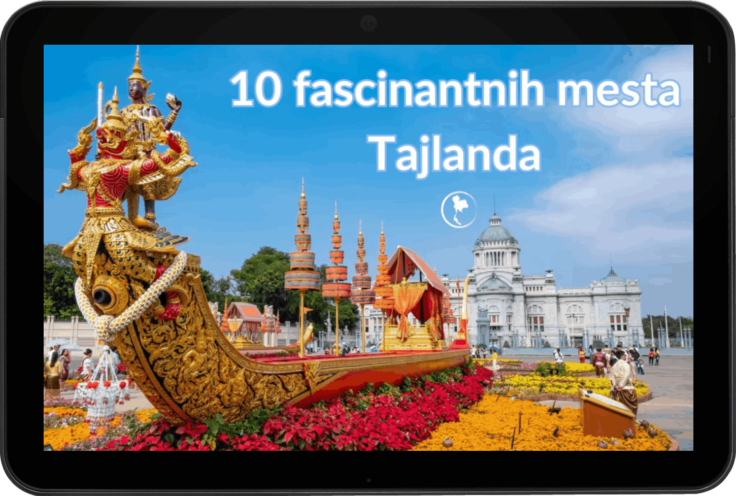 Privlačna naslovna slika za besplatnu e-knjigu '10 fascinantnih mesta Tajlanda' koja sadrži kolaž živopisnih i zadivljujućih prizora kultnih destinacija. Vizualni tizer nudi uvid u raznolike pejzaže, kulturne znamenitosti i uzbudljive atrakcije koje pokriva ova e-knjiga, mameći čitaoce da krenu na virtualno putovanje kroz fascinantna mesta Tajlanda.